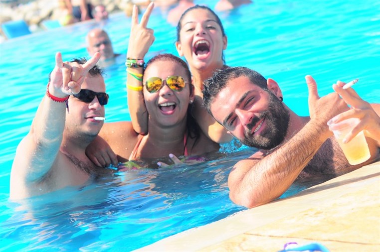 Cyan Sunday Club Lets Carnival